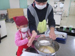 小麦粉を優しくふるいます。