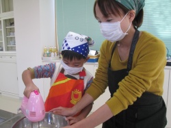 卵白でメレンゲ作り。 ママ、しっかり押さえてて。