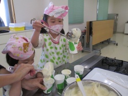 生地ができたらカップに入れます。 こぼさないように気を付けて。