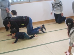 パパと一緒にハイハイ。 ぼくの方が上手かな。