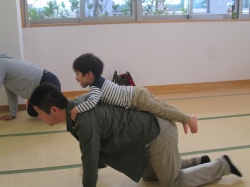 パパの背中でお馬さんごっこ。
