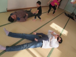 パパのお腹でリラックス。 今日は楽しかったね！