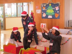 「わぁ、サンタさんからプレゼントが届きました！」