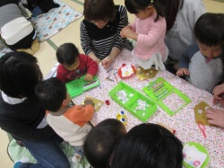 お花をペッタン 絵馬をかわいく飾りましょう。