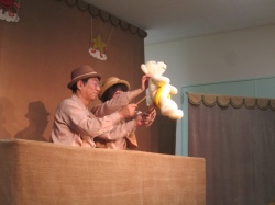 しろくまちゃん、ブランコに乗って ブーラン、ブーラン。