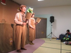 コップの中から “こんにちは”