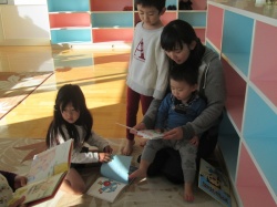 ママのおひざだっこで 絵本を読んだよ。