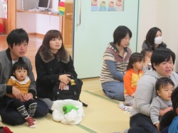 みんな、お話に夢中です。