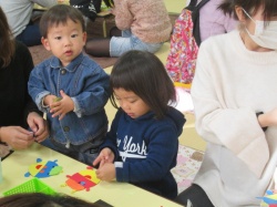 シールをペッタン。