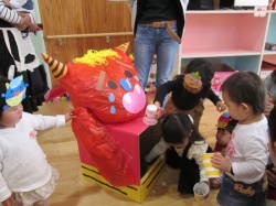 豆まき始め!! 泣き虫おにさんにエイッ！