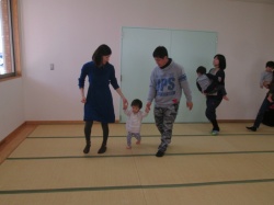 おててをつないで １、２、１、２。