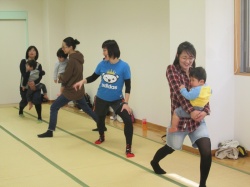 今度はママのストレッチ。 ママ、がんばれ～！