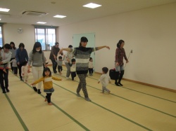 まっすぐ、まっすぐ。 線から落ちないように気を付けて。