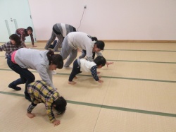 ママと一緒にはいはい。