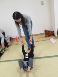 ママに手をひっぱってもらって スルーッ。