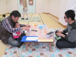 パパと一緒に牛乳パックで バス作り。