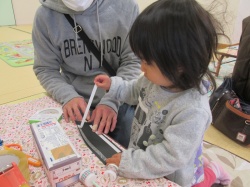 テープをはがして ペッタンするよ。