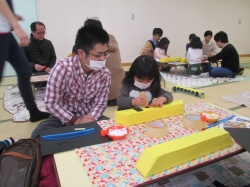 私はのりで窓を貼ってみよう。