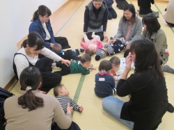 グループに分かれて おはなしタイム。