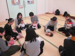 離乳食、始めてますか？ 夜、寝てくれますか？ ママたちのお話は尽きません。