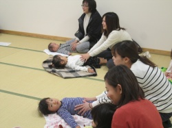 ２～３歳のおともだち、 キッズマッサージを始めるよ。