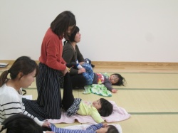 足を持ってゆらゆらゆら～