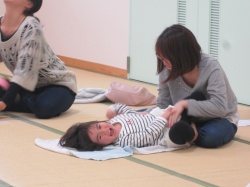 マッサージ、くすぐったいよ。