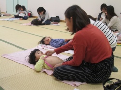 お腹のマッサージ。 便秘や下痢に効果があるそうです。