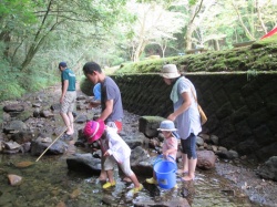 準備運動をすませて いよいよ川に入ります。