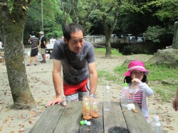 ストローとペットボトルで 水鉄砲も作ったよ。 