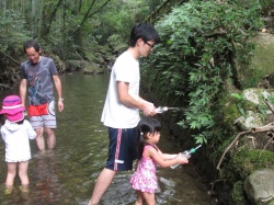 パパと一緒に 葉っぱにピュー!!