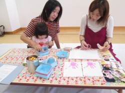 手形も押して おばあちゃんと一緒にプレゼント作り。