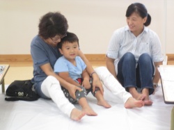 おばあちゃんとのふれあい遊び。