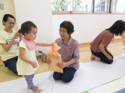 おばあちゃん、大好きだよ♡ プレゼントをどうぞ。