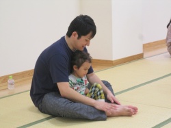 パパのお膝に座って、 エクササイズ、スタート!!