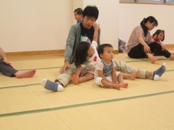 手をうーんと伸ばして。