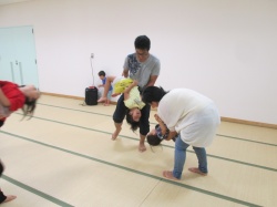 さかさまになって、 お友達とこんにちは！