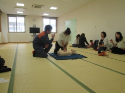 もしもの時の心肺蘇生法。 胸骨圧迫は30回繰り返します。