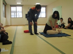 腕を伸ばして力強くしてください。