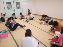 最初は、ふわふわの布で 遊びましょう。