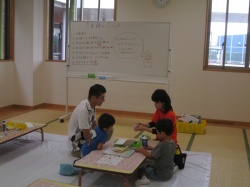 アルミ缶に釘と金槌で穴を開けて、 ホログラムシートを貼ったら出来上がりです。