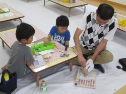 アルミ缶に穴を開けるのって大変だ～。 パパ、すごい!!