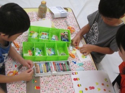 ぼくたちは、丸シールで 飾りを作ろう。