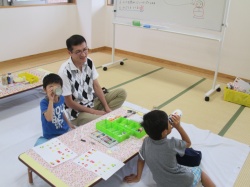 万華鏡のできあがり。 中を覗くと、キラキラ光って とってもきれい☆彡