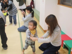 0～1歳のお友達から 運動会ごっこスタートです。 はじめは、ママと一緒にお遊戯(^^)