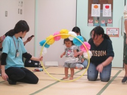 “アンパンマンに変身”です。 フープをくぐるの、ちょっとドキドキ。