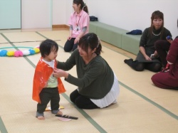 マントをつけて、
