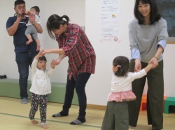 ２～3歳のお友達の運動会ごっこ。