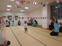 かけっこ。 2～3歳のお友達は、やっぱり速い!!