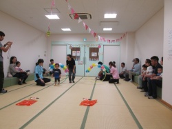 “アンパンマンに変身”です。 フープをくぐるのだって、へっちゃらです。